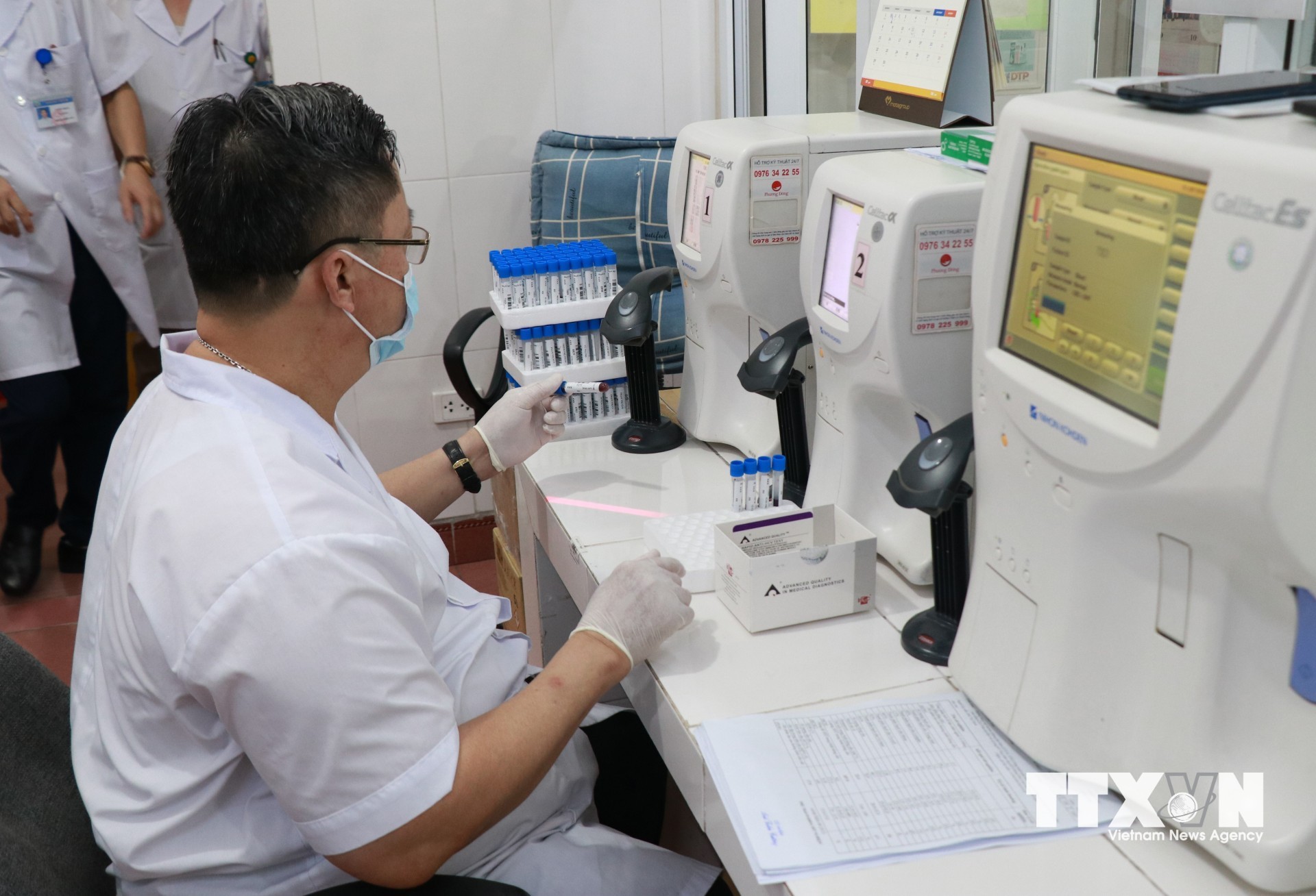 Nhân viên y tế xét nghiệm sinh hóa máu tại Bệnh viện Đa khoa Ý Yên (Ninh Bình). (Ảnh: Nguyễn Lành/TTXVN)